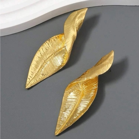 textured twisted large leaf statement earrings gold - Picture 4 of 7